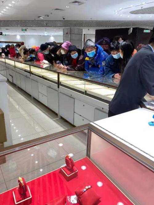 金店人氣火爆，黃金股大漲！春節臨近，生肖飾品、金條受青睞